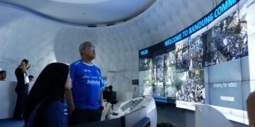 Wali Kota Bandung Muhammad Farhan memantau pergerakan bobotoh Persib konvoi.(Foto: Humas Pemkot Bandung)