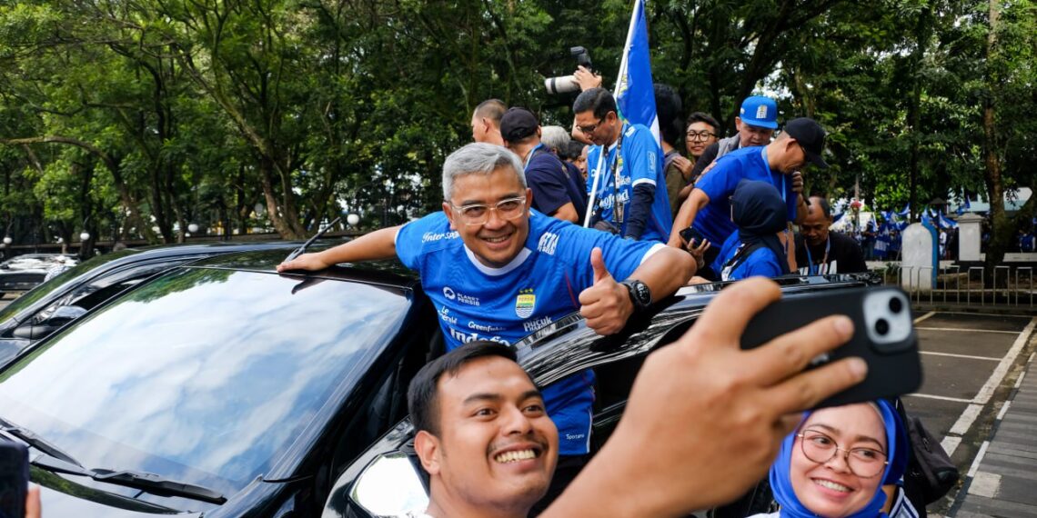 Wali Kota Bandung Muhammad Farhan saat mengikuti konvoi Persib juara liga 2024-2025.(Foto: Humas Pemkot Bandung)