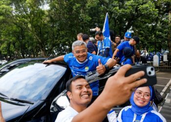 Wali Kota Bandung Muhammad Farhan saat mengikuti konvoi Persib juara liga 2024-2025.(Foto: Humas Pemkot Bandung)