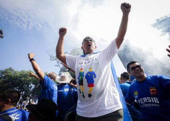 Wali Kota Bandung Muhammad Farhan merayakan kemenangan Persib.(Foto: Humas Pemkot Bandung)