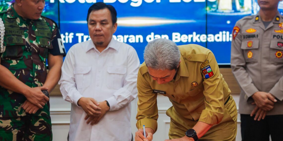 Forkopimda dan Dewan Pendidikan melakukan penandatanganan Komitmen Dukungan Sistem Penerimaan Murid Baru (SPMB) Tahun 2026 di Paseban Sri Bima, Balai Kota Bogor, Selasa (12/5/2026).(Foto: Humas Pemkot Bogor)