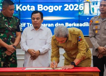 Forkopimda dan Dewan Pendidikan melakukan penandatanganan Komitmen Dukungan Sistem Penerimaan Murid Baru (SPMB) Tahun 2026 di Paseban Sri Bima, Balai Kota Bogor, Selasa (12/5/2026).(Foto: Humas Pemkot Bogor)