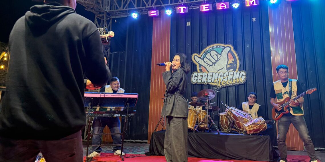 Program Akselerasi Kreatif (AKTIF) Musik Kementerian Ekonomi Kreatif/Badan Ekonomi Kreatif (Ekraf) kembali memfasilitasi produksi video klip bagi talenta lokal. Kali ini musisi asal Bandung, Jawa Barat, yakni Ega Robot Ethnic Percussion dan Ade Astrid.(Foto: Dok Kemenekraf)