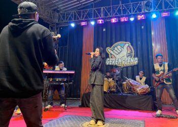 Program Akselerasi Kreatif (AKTIF) Musik Kementerian Ekonomi Kreatif/Badan Ekonomi Kreatif (Ekraf) kembali memfasilitasi produksi video klip bagi talenta lokal. Kali ini musisi asal Bandung, Jawa Barat, yakni Ega Robot Ethnic Percussion dan Ade Astrid.(Foto: Dok Kemenekraf)