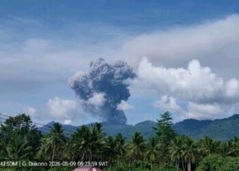 Foto : Kolom abu berwarna putih kelabu kehitaman dari erupsi gunung api Dukono terlihat dari Pos Pengamatan Gunung Api (PGA) Dukono di Desa Mamuya, Kecamatan Galela, Halmahera Utara, Maluku Utara, Sabtu (9/5) pukul 09.23 WIT. (Pos PGA Dukono)