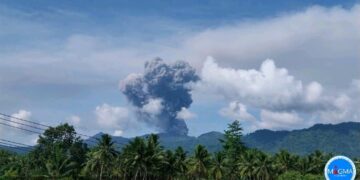 Foto : Kolom abu berwarna putih kelabu kehitaman dari erupsi gunung api Dukono terlihat dari Pos Pengamatan Gunung Api (PGA) Dukono di Desa Mamuya, Kecamatan Galela, Halmahera Utara, Maluku Utara, Sabtu (9/5) pukul 09.23 WIT. (Pos PGA Dukono)