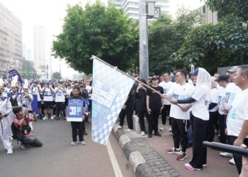 Menteri Perdagangan, Budi Santoso dan Wakil Menteri Perdagangan, Dyah Roro Esti melepas peserta jalan santai pada Puncak Peringatan Hari Konsumen Nasional (HARKONAS) 2026 di Jakarta, Minggu (10 Mei).(Foto: Humas Kemendag)