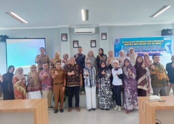 Jajaran Kemenperin, LPEI, dan pelaku IKM rendang.(Foto: Humas Kemenperin)