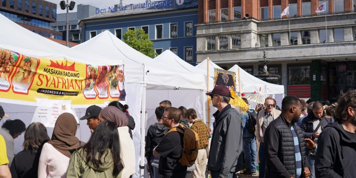 Kedutaan Besar Republik Indonesia (KBRI) di Oslo kembali menyelenggarakan festival Indonesia melalui kegiatan “Indonesia Spice Up Oslo 2026: Jajan Yuk!” yang berlangsung di Youngstorget, Oslo, pada Sabtu (23/5).(Foto: Kemlu)