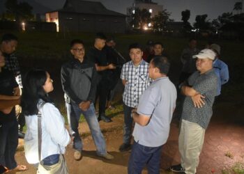 Bupati Sumedang Dony Ahmad Munir didampingi Forkofimcam Jatinangor dan Kepala Desa Cikeruh saat meninjau pembangunan Joging trek, Jumat Malam (15/5/2026) dilansir laman Pemkab Sumedang.(Foto: Humas Pemkab Sumedang)