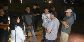 Bupati Sumedang Dony Ahmad Munir didampingi Forkofimcam Jatinangor dan Kepala Desa Cikeruh saat meninjau pembangunan Joging trek, Jumat Malam (15/5/2026) dilansir laman Pemkab Sumedang.(Foto: Humas Pemkab Sumedang)