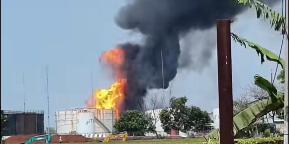 Kebakaran fasilitas unloading Stasiun Pengumpul Utama (SPU) Cemara, yang berlokasi di Desa Rajaiyang, Kecamatan Losarang, Kab. Indramayu, Rabu (6/5/2026) pukul 12.30 WIB.(Foto: istimewa)