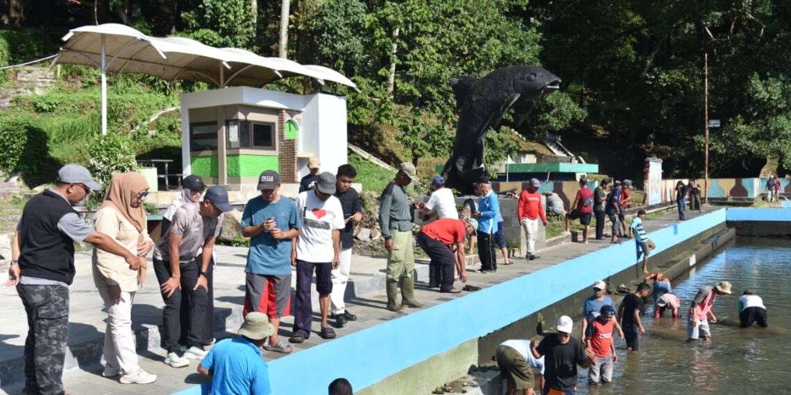 Aksi bersih-bersih kolam ikan dewa di Kuningan>(Foto: Humas Pemkab Kuningan)