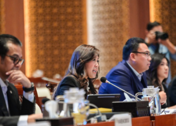 Menkomdigi Meutya Hafid didampingi Wamenkomdigi Nezar Patria dan Angga Raka Prabowo mengikuti Rapat Kerja dengan Komisi I DPR RI di komplek Parlemen, Senayan, Jakarta Pusat, Senin (18/05/2026). Salah satunya terkait pengawasan konten digital di Indonesia. (Foto: Anhar/Komdigi)