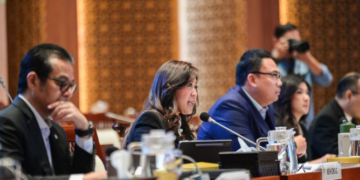 Menkomdigi Meutya Hafid didampingi Wamenkomdigi Nezar Patria dan Angga Raka Prabowo mengikuti Rapat Kerja dengan Komisi I DPR RI di komplek Parlemen, Senayan, Jakarta Pusat, Senin (18/05/2026). Salah satunya terkait pengawasan konten digital di Indonesia. (Foto: Anhar/Komdigi)