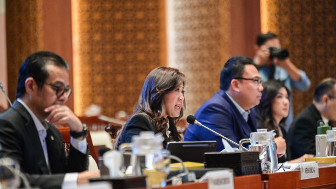 Menkomdigi Meutya Hafid didampingi Wamenkomdigi Nezar Patria dan Angga Raka Prabowo mengikuti Rapat Kerja dengan Komisi I DPR RI di komplek Parlemen, Senayan, Jakarta Pusat, Senin (18/05/2026). Salah satunya terkait pengawasan konten digital di Indonesia. (Foto: Anhar/Komdigi)