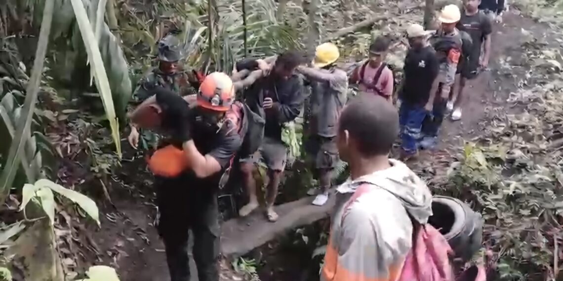Foto : Proses evakuasi jenazah korban erupsi gunung api Dukono oleh tim SAR Gabungan di Kabupaten Halmahera Utara, Maluku Utara, Sabtu (9/5). (BPBD Kabupaten Halmahera Utara via BNPB)