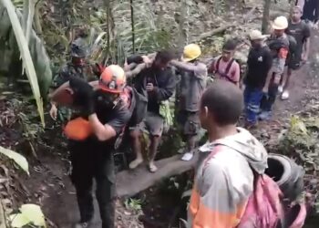 Foto : Proses evakuasi jenazah korban erupsi gunung api Dukono oleh tim SAR Gabungan di Kabupaten Halmahera Utara, Maluku Utara, Sabtu (9/5). (BPBD Kabupaten Halmahera Utara via BNPB)