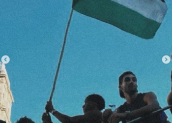 Lamine Yamal kibarkan bendera Palestina saat pesta juara Li Liga 2025-2026.(Image: IG/Lamine Yamal)