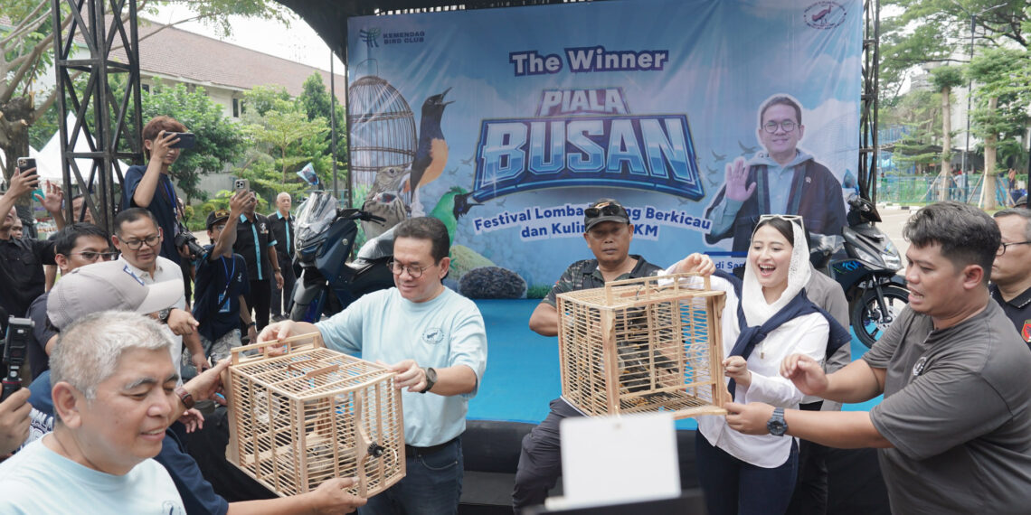 Menteri Perdagangan, Budi Santoso bersama Wakil Menteri Perdagangan, Dyah Roro Esti secara resmi membuka Piala Busan “Festival Lomba Burung Berkicau dan Kuliner UMKM” di Kantor Kementerian Perdagangan, Jakarta, Minggu (3 Mei). Kegiatan ini menjadi salah satu upaya dalam mendorong pertumbuhan ekonomi melalui aktivitas komunitas hobi.(Foto: Kemendag)