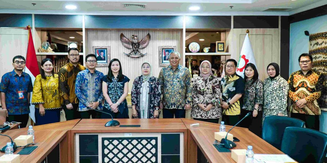 Penandatanganan Nota Kesepahaman antara Direktorat Jenderal Industri Kecil, Menengah, dan Aneka (Ditjen IKMA) Kemenperin dengan PT Daya Intiguna Yasa Tbk (MR.DIY) di Jakarta, Senin (18/5).(Foto: Humas Kemenperin)