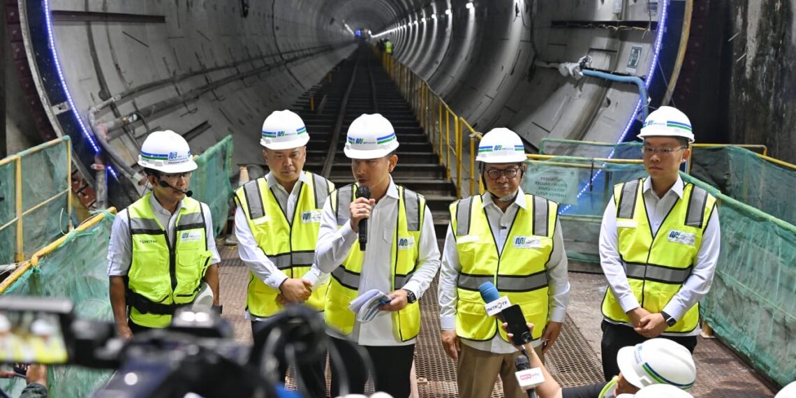 Menteri Perhubungan Dudy Purwagandhi mendampingi Wakil Presiden Gibran Rakabuming Raka meninjau proyek pembangunan MRT Fase 2A Bundaran HI-Kota, Selasa (12/5).(Foto: Humas Kemenhub)