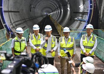 Menteri Perhubungan Dudy Purwagandhi mendampingi Wakil Presiden Gibran Rakabuming Raka meninjau proyek pembangunan MRT Fase 2A Bundaran HI-Kota, Selasa (12/5).(Foto: Humas Kemenhub)