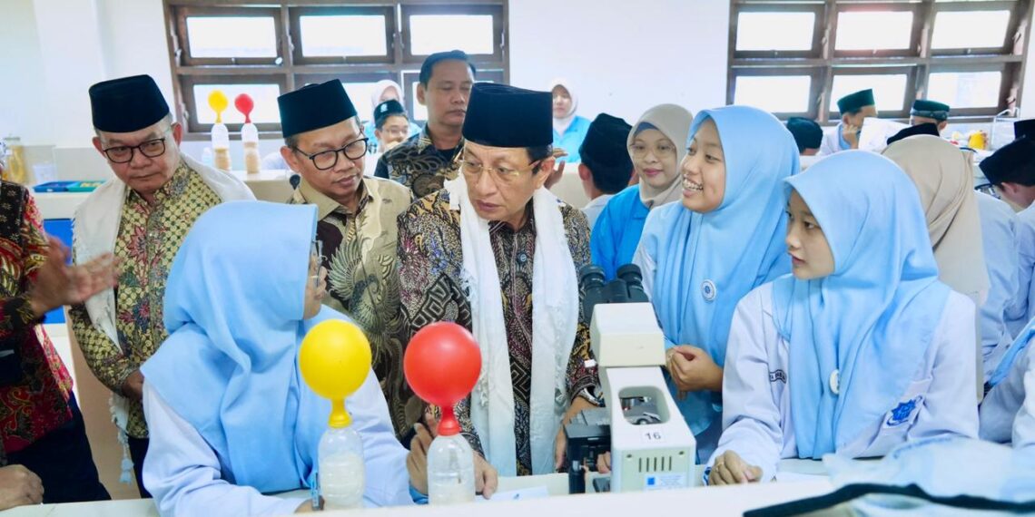 Menteri Agama Nasaruddin Umar berbincang dengan siswa MAN Insan Cendekia Serpong.(Foto: Humas Kemenag)
