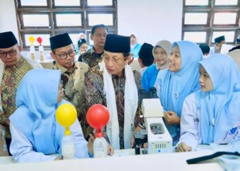Menteri Agama Nasaruddin Umar berbincang dengan siswa MAN Insan Cendekia Serpong.(Foto: Humas Kemenag)