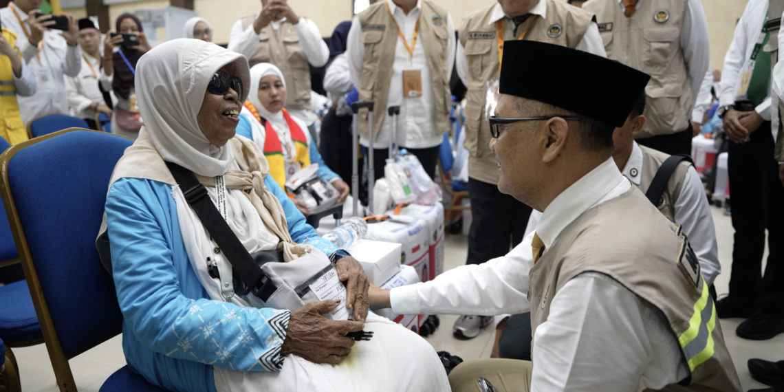 Menhaj Moch. Irfan Yusuf, meninjau proses penerimaan jemaah haji Kloter PLM 10 di Asrama Haji Palembang, Sumatera Selatan, Senin (4/5/2026).(Foto: Humas Kemenhaj)