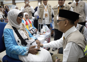 Menhaj Moch. Irfan Yusuf, meninjau proses penerimaan jemaah haji Kloter PLM 10 di Asrama Haji Palembang, Sumatera Selatan, Senin (4/5/2026).(Foto: Humas Kemenhaj)