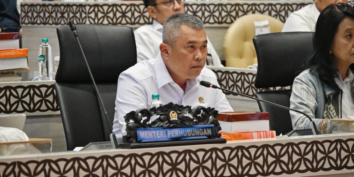 Menteri Perhubungan Dudy Purwagandhi dalam Rapat Kerja dengan Komisi V DPR RI, Kamis (21/5). Menhub memaparkan perkembangan sektor perhubungan di Indonesia termasuk penanganan perlintasan sebidang.(Foto: Humas Kemenhub)