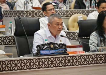 Menteri Perhubungan Dudy Purwagandhi dalam Rapat Kerja dengan Komisi V DPR RI, Kamis (21/5). Menhub memaparkan perkembangan sektor perhubungan di Indonesia termasuk penanganan perlintasan sebidang.(Foto: Humas Kemenhub)