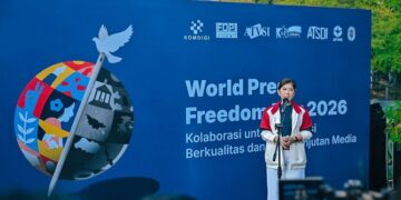 Menkomdigi Meutya Hafid memberikan sambutan dalam Peringatan Hari Kebebasan Pers Sedunia 2026 di Car Free Day Jenderal Sudirman, Jakarta Pusat, Minggu (03/05/2026). Foto: Ahmad Tri Hawaari/Komdigi