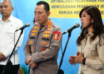 Menkomdigi Meutya Hafid bersama Kapolri Jenderal Polisi Listyo Sigit Prabowo memberikan keterangan pers usai Rapat Kerja Teknis (Rakernis) Reskrim Polri Tahun 2026 di Aula Bareskrim Mabes Polri, Jakarta Selatan, Kamis (07/05/2026). Foto: Anhar/Komdigi
