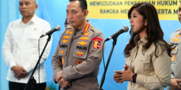 Menkomdigi Meutya Hafid bersama Kapolri Jenderal Polisi Listyo Sigit Prabowo memberikan keterangan pers usai Rapat Kerja Teknis (Rakernis) Reskrim Polri Tahun 2026 di Aula Bareskrim Mabes Polri, Jakarta Selatan, Kamis (07/05/2026) salah satunya membahas kejahatan digital. Foto: Anhar/Komdigi
