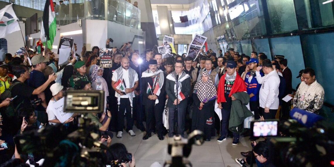 Menteri Luar Negeri Sugiono menyambut 9 WNI relawan Global Sumud Flotilla yang tiba di Tanah Air Minggu sore 24 Mei 2026.(Foto: Kemlu)