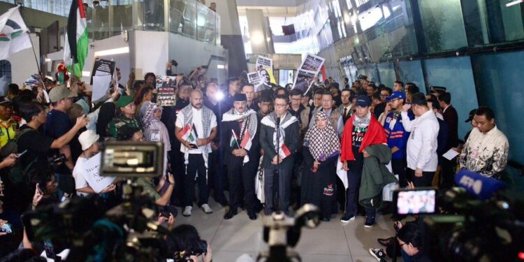 Menteri Luar Negeri Sugiono menyambut 9 WNI relawan Global Sumud Flotilla yang tiba di Tanah Air Minggu sore 24 Mei 2026.(Foto: Kemlu)