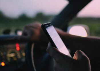 Nyetir sambil main hape.(Image: pexels)