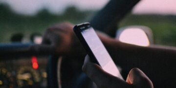 Nyetir sambil main hape.(Image: pexels)