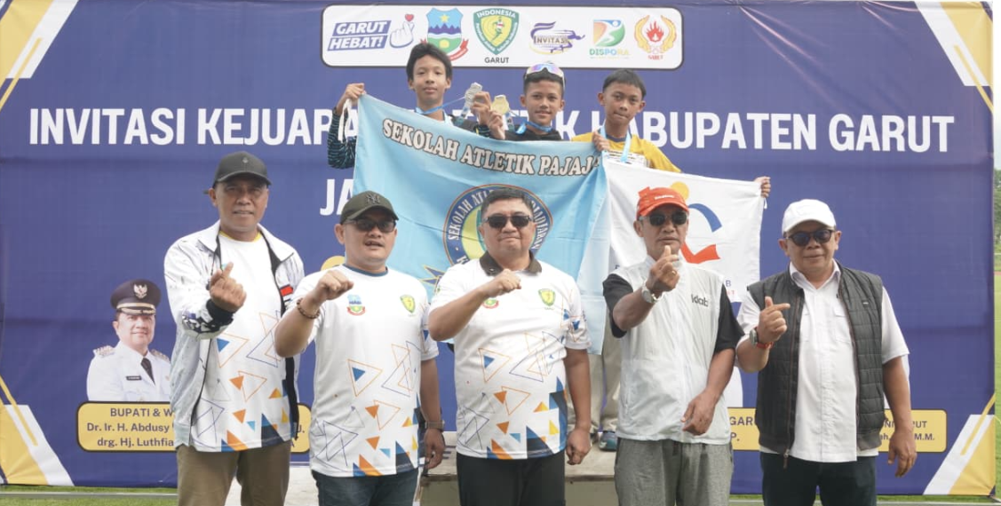 Bupati Garut, Abdusy Syakur Amin, membuka Invitasi Kejuaraan Atletik se-Jawa Barat, di Stadion Dalem Bintang SOR RAA Adiwijaya, Garut yang diselenggarakan PASI Garut, Sabtu (23/5/2026).(Foto: Humas Pemkab Garut)
