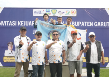 Bupati Garut, Abdusy Syakur Amin, membuka Invitasi Kejuaraan Atletik se-Jawa Barat, di Stadion Dalem Bintang SOR RAA Adiwijaya, Garut yang diselenggarakan PASI Garut, Sabtu (23/5/2026).(Foto: Humas Pemkab Garut)