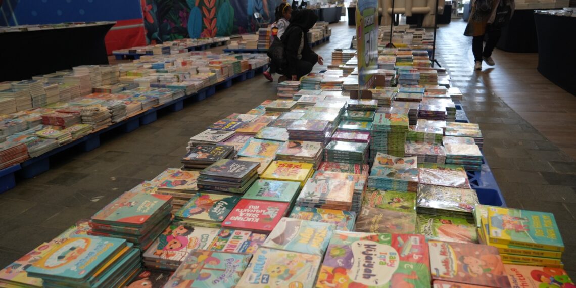 Pemkab Bogor perkuat budaya literasi masyarakat, melalui kegiatan Out of The Boox – Gudang Buku Keliling Bogor 2026 di Area Selasar Vivo Mall, Sukaraja, Jumat (29/5).(Foto: Humas Pemkab Bogor)