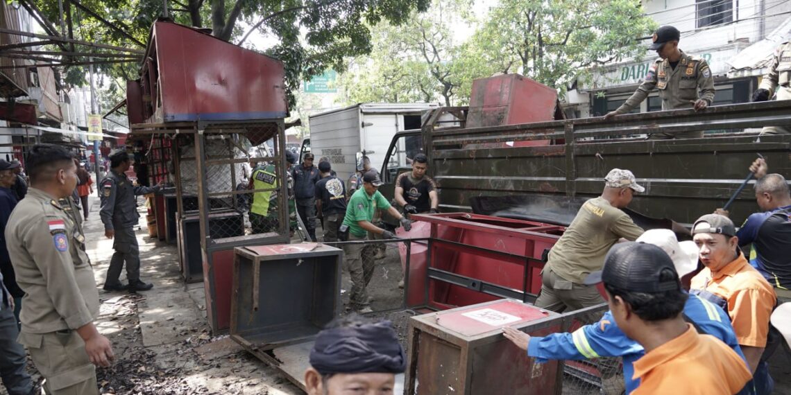 Penertiban PKL Cicadas Kota Bandung.(Foto: Humas Pemkot Bandung)