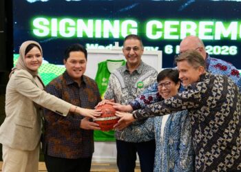 Menpora RI, Erick Thohir, menyaksikan penandatanganan nota kesepakatan antara Federasi Bola Basket Internasional (FIBA) dan MILO Indonesia di Kantor FIBA Indonesia, Menara Danareksa, Rabu (6/5).(foto:Gilang/kemenpora.go.id)