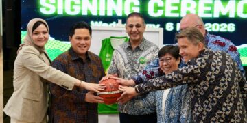 Menpora RI, Erick Thohir, menyaksikan penandatanganan nota kesepakatan antara Federasi Bola Basket Internasional (FIBA) dan MILO Indonesia di Kantor FIBA Indonesia, Menara Danareksa, Rabu (6/5).(foto:Gilang/kemenpora.go.id)