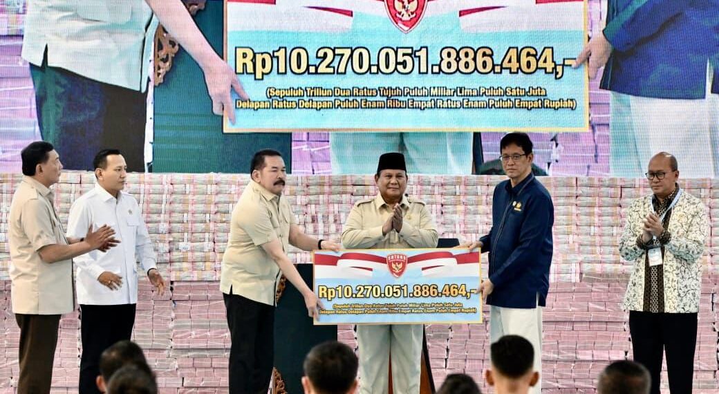 Presiden Prabowo saksikan tumpukan uang senilai Rp 10 triliun dalam acara penyerahan denda administratif, penerimaan hasil pajak, serta lahan kawasan hutan hasil penguasaan kembali negara yang digelar di Kompleks Kejaksaan Agung Republik Indonesia, Jakarta, pada Rabu (13/05/2026).(Foto: Setneg)