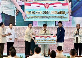 Presiden Prabowo saksikan tumpukan uang senilai Rp 10 triliun dalam acara penyerahan denda administratif, penerimaan hasil pajak, serta lahan kawasan hutan hasil penguasaan kembali negara yang digelar di Kompleks Kejaksaan Agung Republik Indonesia, Jakarta, pada Rabu (13/05/2026).(Foto: Setneg)