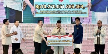 Presiden Prabowo saksikan tumpukan uang senilai Rp 10 triliun dalam acara penyerahan denda administratif, penerimaan hasil pajak, serta lahan kawasan hutan hasil penguasaan kembali negara yang digelar di Kompleks Kejaksaan Agung Republik Indonesia, Jakarta, pada Rabu (13/05/2026).(Foto: Setneg)