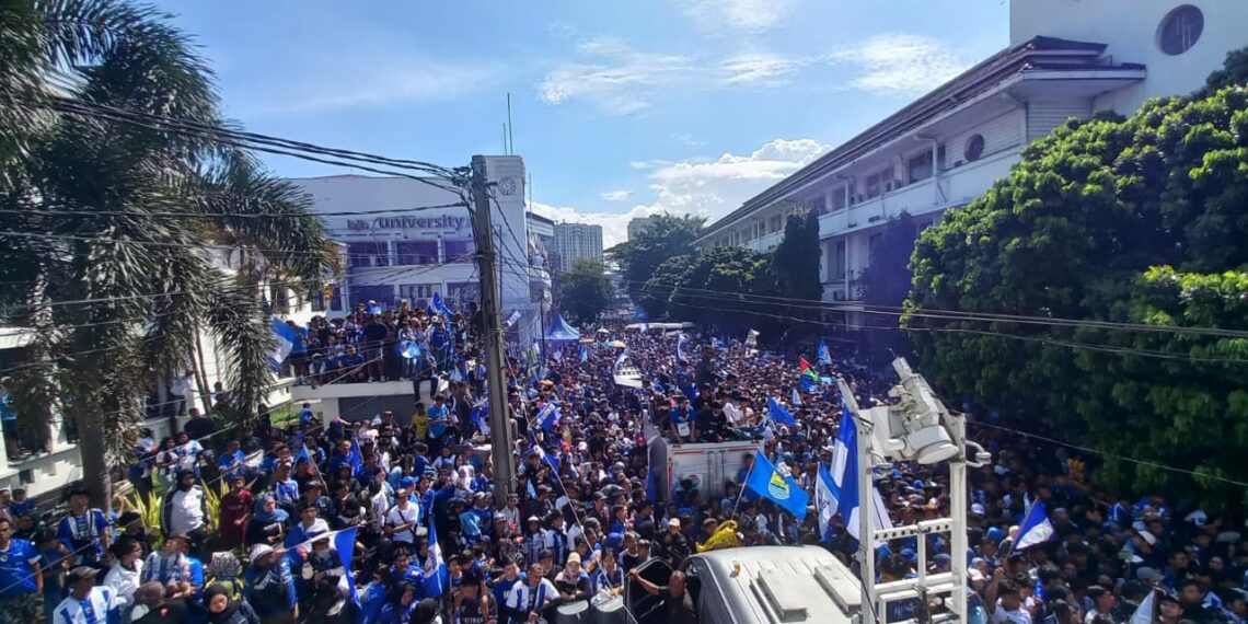 Persib juara hattrick. Ribuan manusia tumpah ruah di Alun-Alun Bandung.(Foto: Humas Pemkot Bandung)
